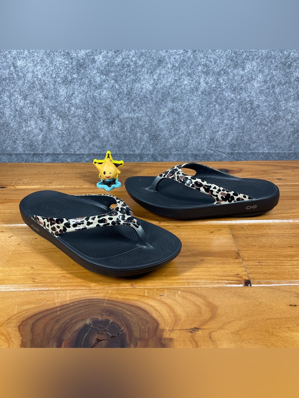 OOFOS OOlala Luxe WOMENS SIZE 8 Leopard Recovery Sandals Black Thong Flip Flops